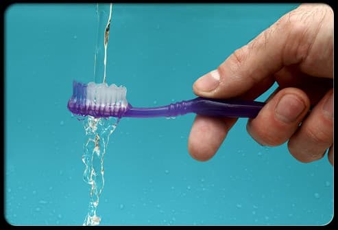 Có cần thiết phải làm ướt bàn chải đánh răng trước khi thêm kem đánh răng? Các chuyên gia đưa ra lời khuyên