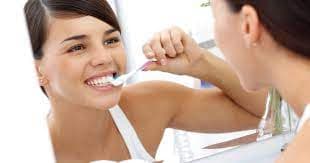 Có cần làm ướt bàn chải trước khi cho kem đánh răng? Chuyên gia đưa lời khuyên