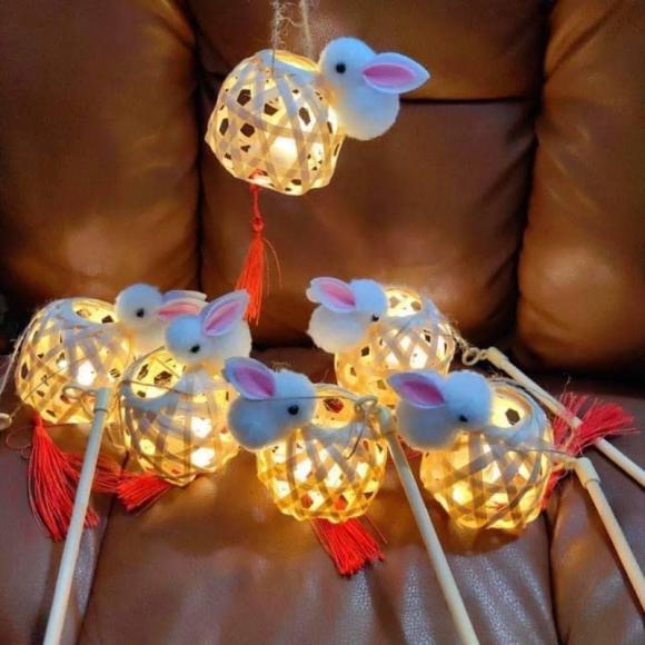 Đèn lồng tai thỏ đang là món đồ chơi Trung thu hot nhất hiện nay, điều gì đã gây xôn xao như vậy?