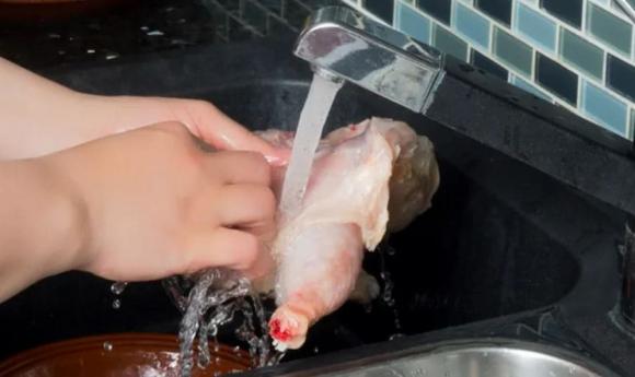 Rửa thịt gà sống trực tiếp dưới vòi nước, đúng hay sai? Tìm kiếm lời khuyên từ các chuyên gia
