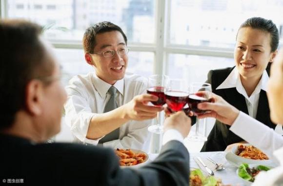 Khi ai đó mời bạn đi ăn tối, hãy nhớ “4 điều không nên”, nếu không danh tiếng của bạn sẽ ngày càng tệ hơn