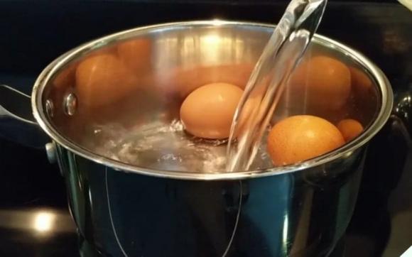Nước luộc trứng tuy không ăn được nhưng vẫn rất hữu ích. Nếu bạn là người có niềm đam mê cây cảnh thì nên biết, đừng vứt nó đi nhé!