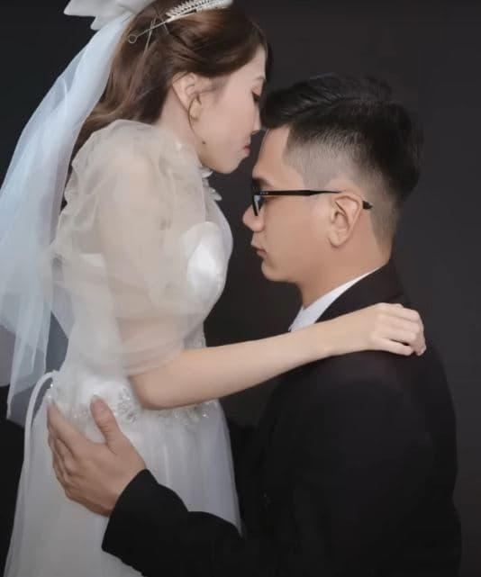 View - Lướt mạng chớp nhoáng, cô gái Đồng Nai nặng 20 kg quen biết và 'chốt cưới' người chồng điển trai