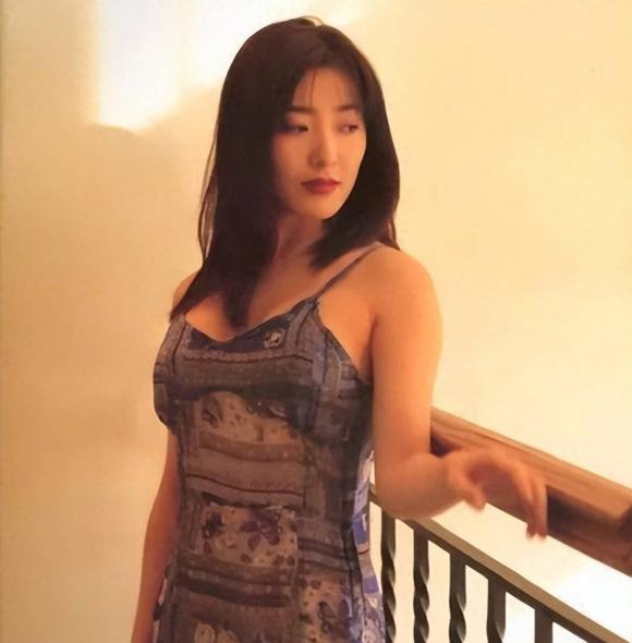 View - Hóa ra cô là 'dâm phụ Phan Kim Liên đẹp nhất' màn ảnh! Ở tuổi 47, mặc váy dây và cardigan vẫn rất quyến rũ