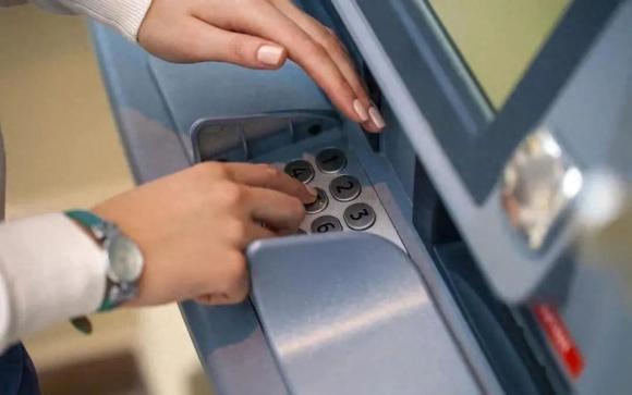 View - Khi rút tiền bằng thẻ ngân hàng, nhiều người bỏ qua bước này! Có nguy cơ bị trộm tiền, nhắc nhở người nhà sớm