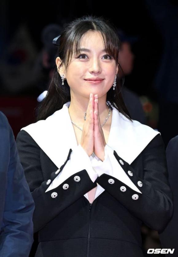 View - LHP quốc tế Busan 2023: Phạm Băng Băng hóa nữ thần lấn át loạt mỹ nhân Hàn, Song Joong Ki xuất hiện bảnh bao sau khi lên chức bố