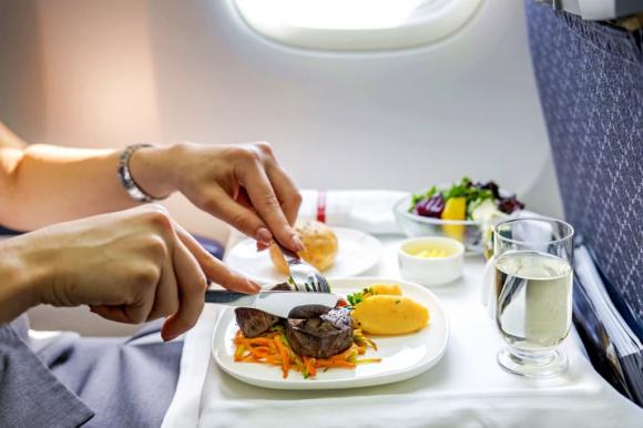 Tiếp viên khuyến khích ăn đồ ăn hạng 1 trên máy bay! Duy trì thể lực và tránh phù nề