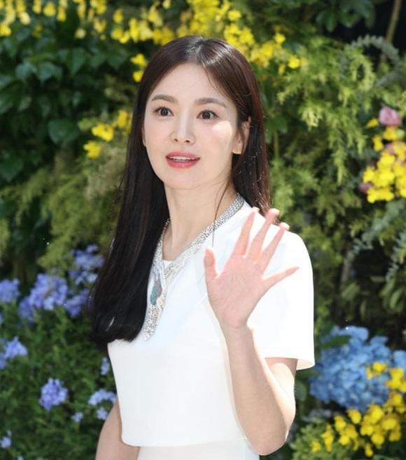 View - Song Hye Kyo chung khung hình với 'Ngọc nữ hư hỏng xứ Đài' Lâm Hy Lôi: Ai nghĩ họ chênh lệch nhau 6 tuổi?