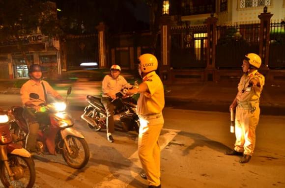 Ô tô, xe máy cần bật đèn khi tham gia giao thông vào ban đêm để tránh bị phạt?