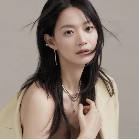 View - 'Nữ hoàng nước mắt' Choi Ji Woo và 'Hồ ly đẹp nhất màn ảnh Hàn Quốc' Shin Min Ah thay đổi như thế nào sau 22 năm?