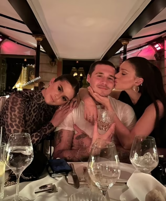 View - Cậu cả nhà Beckham được vợ Nicola Peltz hôn má, đáng chú ý là Selena Gomez bên cạnh tựa vào vai anh