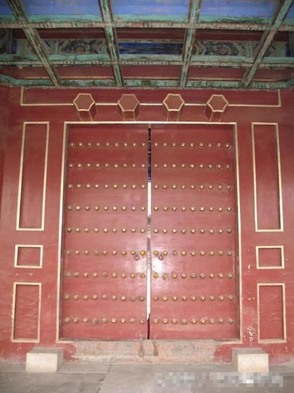 Có 81 chiếc đinh cửa trên cửa Tử Cấm Thành, tại sao không thể chạm vào chúng?