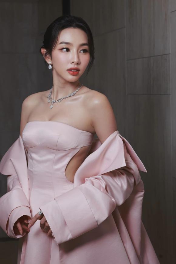View - Hoa hậu Thùy Tiên gây sốt với nhan sắc như 'đại minh tinh', thần thái cực cuốn hút tại Liên hoan phim Busan