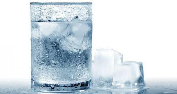 Trường hợp nào nên uống nước ấm, trường hợp nào uống nước lạnh sẽ tốt hơn cho sức khỏe?