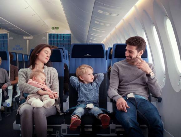 Khi đi máy bay, trẻ nên ngồi ở đâu?