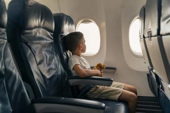 Khi đi máy bay, nên chọn cho trẻ em nên ngồi ở vị trí nào là phù hợp?