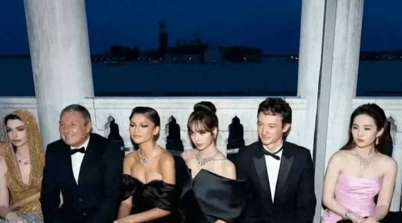 View - Angelababy cúi chào thiếu gia nhà Louis Vuitton, Lưu Diệc Phi lại nhìn bằng ánh mắt lạnh lùng, netizen nổ bình luận