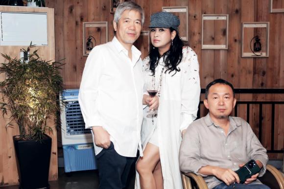 View - Vợ chồng Diva Thanh Lam hội ngộ thân thiết bên vợ chồng nhạc sĩ Quốc Trung, cảnh người cũ - người mới nói cười vui vẻ gây sốt