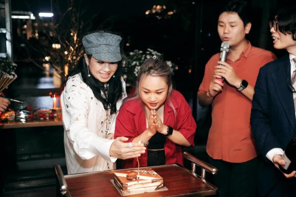 View - Vợ chồng Diva Thanh Lam hội ngộ thân thiết bên vợ chồng nhạc sĩ Quốc Trung, cảnh người cũ - người mới nói cười vui vẻ gây sốt