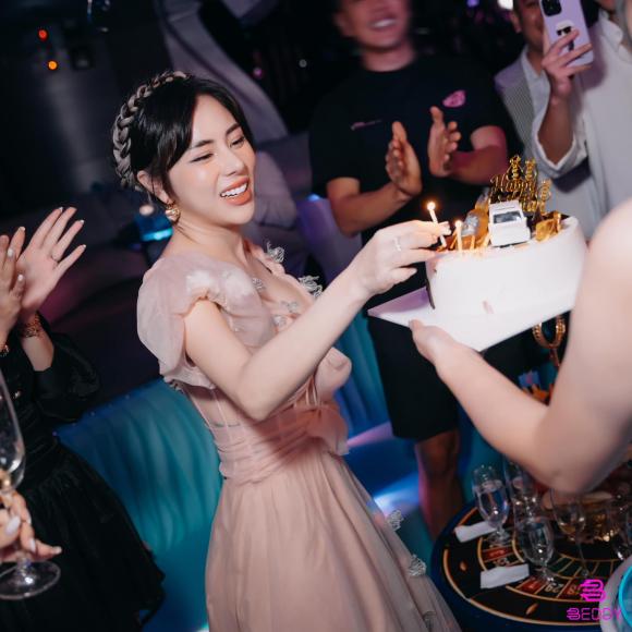 View - Huỳnh Anh ngọt ngào thơm má vợ sắp cưới Bạch Lan Phương trong tiệc mừng sinh nhật lần hai 