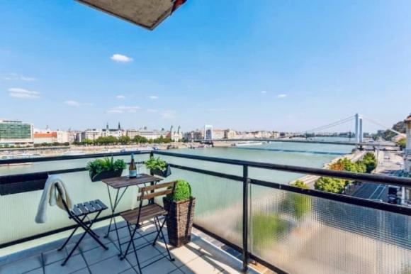 View - Đăng Khôi lần đầu tiết lộ mua nhà ở châu Âu được 6 năm, không gian sang trọng với 'view triệu đô'