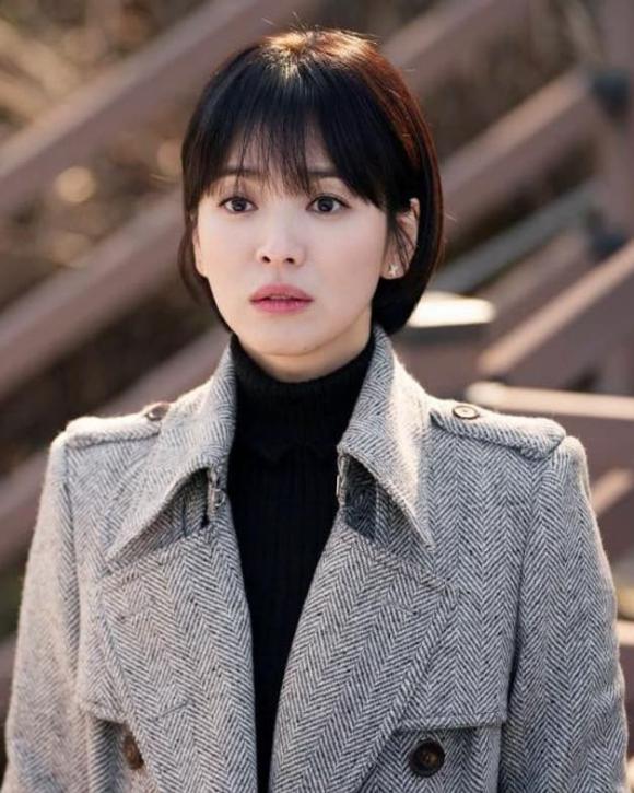 View - Chẳng trách Song Hye Kyo đã nuôi lại mái tóc dài, nhìn ảnh cũ để tóc ngắn trông chẳng khác gì người bán rau ở chợ