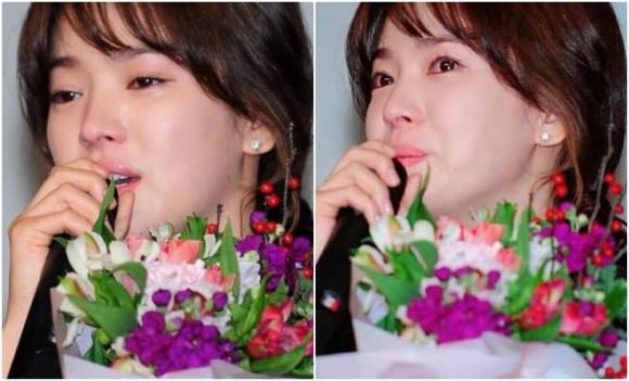 View - Song Hye Kyo khóc không ngừng tại sự kiện, đôi mắt ngấn lệ khiến dân tình xót xa 