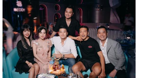 View - Huỳnh Anh ngọt ngào thơm má vợ sắp cưới Bạch Lan Phương trong tiệc mừng sinh nhật lần hai 