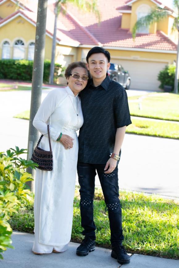 View - Dương Triệu Vũ cùng mẹ và người thân làm lễ giỗ bố tại Mỹ, danh hài Hoài Linh vắng mặt 