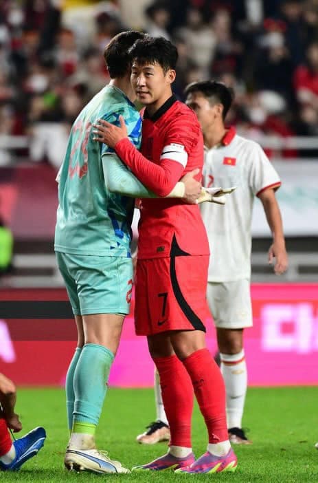 View - Dàn tuyển thủ Việt chia sẻ ảnh chụp cùng siêu sao Hàn Quốc - Son Heung Min sau khi thua đậm ở trận giao hữu