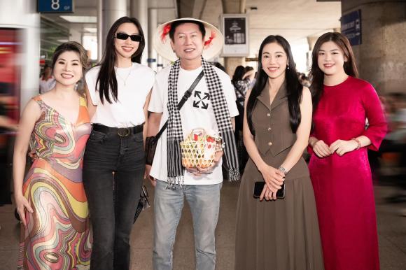 View - Hoa hậu Thùy Tiên ra tận sân bay đón ông Nawat cùng bà Teresa, còn tay bắt mặt mừng với chủ tịch Miss Grand International  