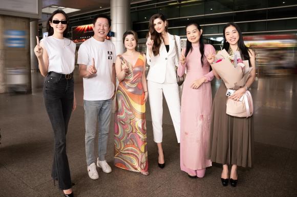 View - Hoa hậu Thùy Tiên ra tận sân bay đón ông Nawat cùng bà Teresa, còn tay bắt mặt mừng với chủ tịch Miss Grand International  