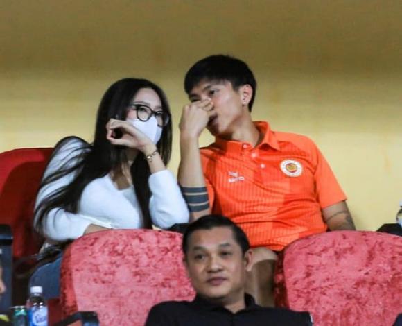 View - Doãn Hải My, bạn gái Văn Lâm trên khán đài cổ vũ trận khai màn V-League 2023, nhan sắc các nàng Wags gây xôn xao
