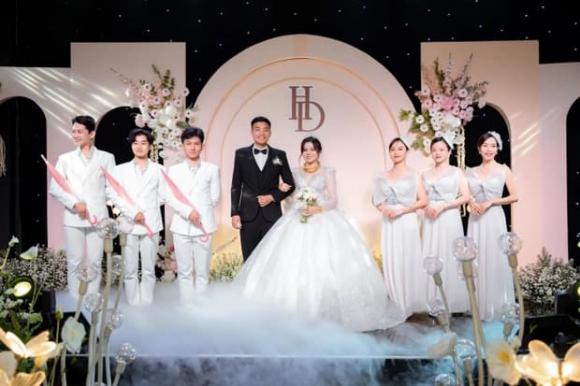 View - Tiền vệ Nguyễn Trọng Huy - trò cưng của HLV Park Hang-seo kết hôn, cô dâu đeo vàng đầy cổ