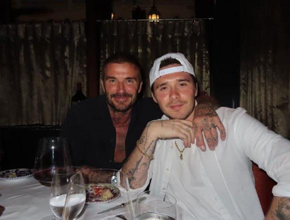 View - David Beckham không thể rời tay khỏi đùi Victoria, vợ chồng con cả Brooklyn và danh thủ Messi cũng xuất hiện trong bữa tối vui vẻ 