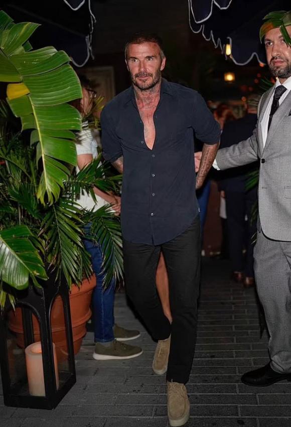 View - David Beckham không thể rời tay khỏi đùi Victoria, vợ chồng con cả Brooklyn và danh thủ Messi cũng xuất hiện trong bữa tối vui vẻ 