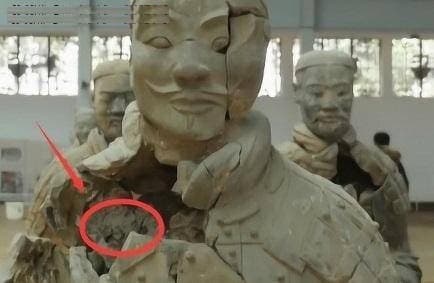 View - Đội quân đất nung ở lăng mộ Tần Thủy Hoàng có thực sự được tạo ra từ cơ thể người sống? Sau khi một chiến binh đất nung bị nứt ra, bí ẩn đã được giải đáp