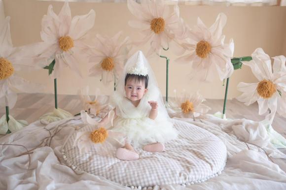 View - Karen Nguyễn xả kho loạt ảnh siêu cưng của ái nữ sau sinh nhật 1 tuổi, những khoảnh khắc đáng yêu gây mê