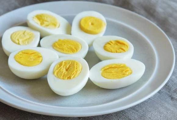 View - Khi luộc trứng, bạn cho giấm vào giữa hay cuối? 10 người thì có 8 người làm sai, chẳng trách không dễ bóc