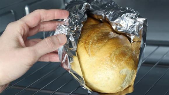 View - Mẹo đơn giản để bánh mì cũ nóng giòn trở lại như mới ra lò, giòn tan từng miếng cắn