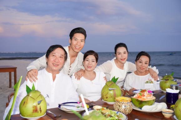 Hoàng tử xiếc Quốc Nghiệp,ca sĩ Ngọc Mai, O Sen, sao Việt