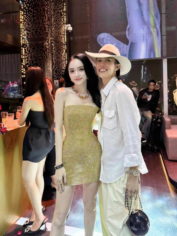 View - Hoa hậu Hương Giang diện váy ngắn cũn cỡn khi tham dự sự kiện tại Thái Lan, đọ sắc với dàn sao quốc tế chẳng hề kém cạnh 
