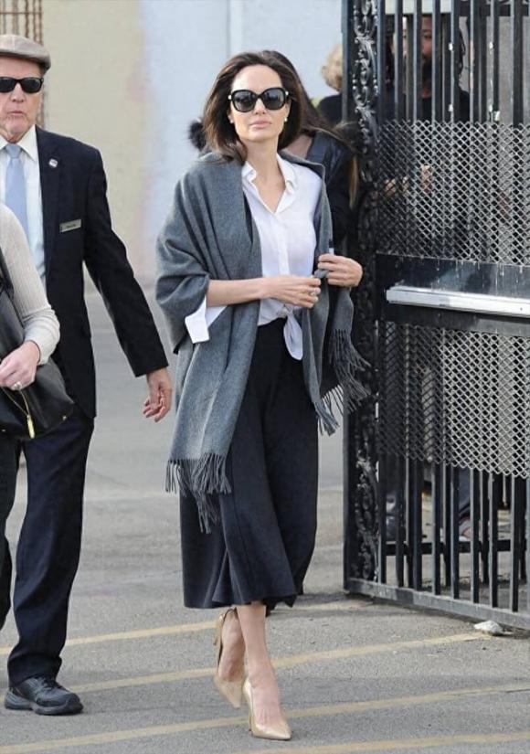 View - Những phụ nữ thời trang nên học hỏi phong cách ăn mặc của Angelina Jolie, vừa thể hiện đẳng cấp vừa sang trọng thanh lịch 