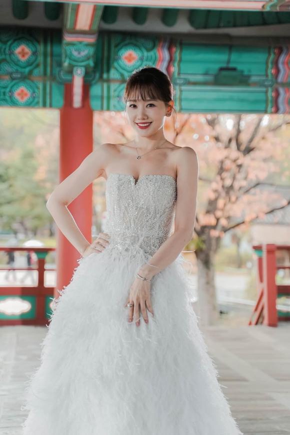 View - Trấn Thành sang tận Hàn Quốc gặp bà xã, Hari Won hóa cô dâu cực xinh đẹp chờ đợi chú rể 