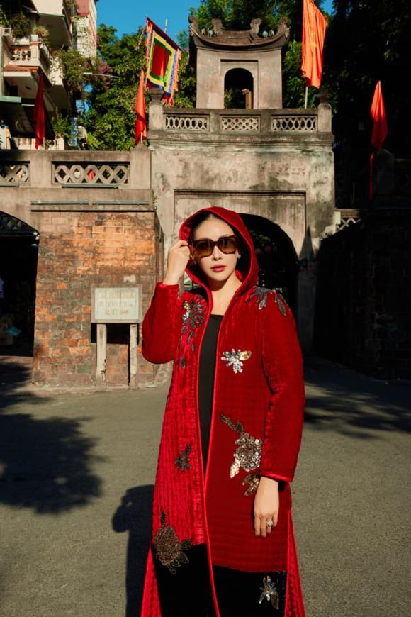View - Hoa hậu Hà Kiều Anh làm 'nàng thơ' cho bộ sưu tập áo chần bông của NTK Đức Hùng