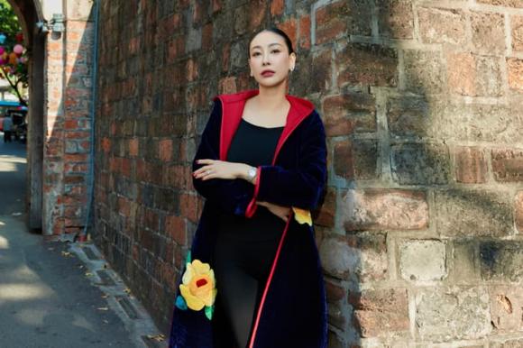 View - Hoa hậu Hà Kiều Anh làm 'nàng thơ' cho bộ sưu tập áo chần bông của NTK Đức Hùng
