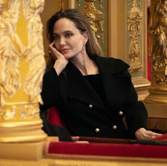 View - Angelina Jolie bị chộp khoảnh khắc bật khóc nhưng đôi tay gân guốc đến đáng sợ của cô mới là điều gây chú ý 