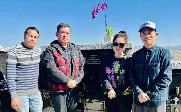 View - Danh hài Thúy Nga cùng Nhật Cường viếng mộ Chí Tài - Phi Nhung ở Mỹ