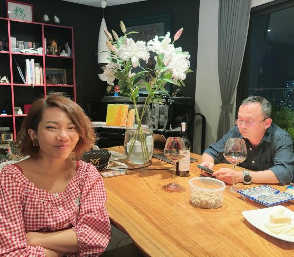 View - Diva Hà Trần thăm nhà nhạc sĩ Quốc Trung, nam nhạc sĩ hiếm hoi để lộ hình xăm 'độc' ở tay