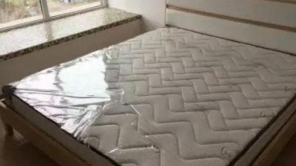 đệm mới, tấm nhựa trên đệm mới, kinh nghiệm mua đệm, kiến thức 